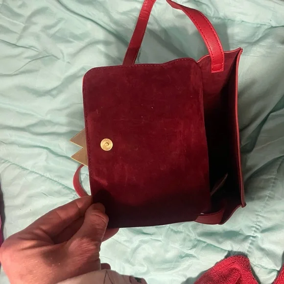 DC Comics Wonder Woman Red Crossbody Bag | Gold Logo Messenger Purse - Picture 3 of 7